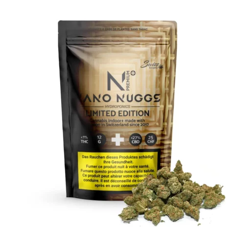 Un sachet refermable étiqueté "fleurs de cbd indoor nano nuggs premium limited edition - gold - 0. 3% thc" avec des bourgeons de cannabis riches en cbd sur le devant ; le texte souligne l'origine suisse, la teneur en thc de 1% et comprend un avertissement sanitaire.