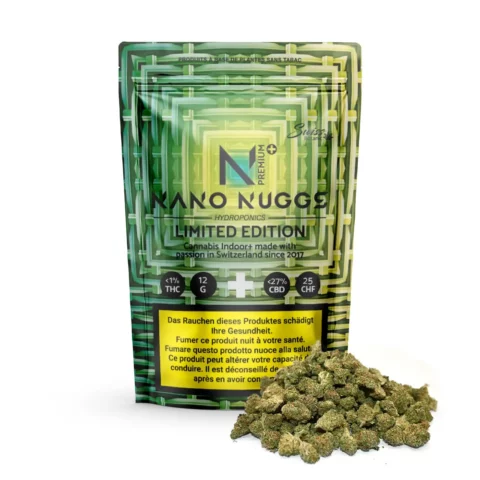 Un paquet étiqueté "fleurs de cbd indoor nano nuggs premium limited edition - green - 1% thc" est montré avec des bourgeons de cannabis à l'avant ; des étiquettes d'avertissement multilingues sont affichées sur l'emballage.