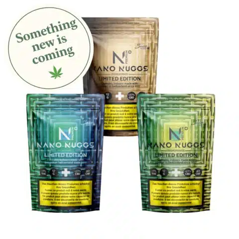 Trois éditions limitées de fleurs de cbd indoor pack cbd nano nuggs premium en vert, bleu et or avec un signe circulaire "quelque chose de nouveau arrive" - idéal pour les fans de cbd innovant à seulement 0,3 % de thc.